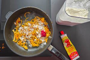 Mit Mehl best&auml;uben und Tomatenmark verr&uuml;hren.