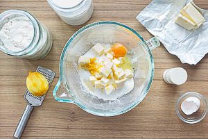 Verr&uuml;hre Mehl, Zucker, Butter, Zitronenschale, Salz und EI f&uuml;r den M&uuml;rbeteigboden