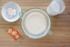 Eier, Zucker und Vanillezucker schaumig r&uuml;hren
