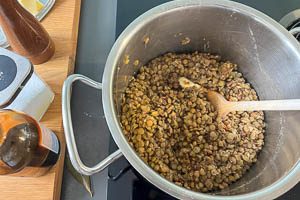 Linsen mit Salz, Pfeffer, Essig und Butter oder Oliven&ouml;l abschmecken