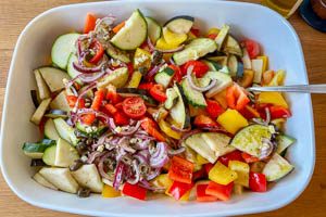 Marinade mit dem Ofengemüse vermengen