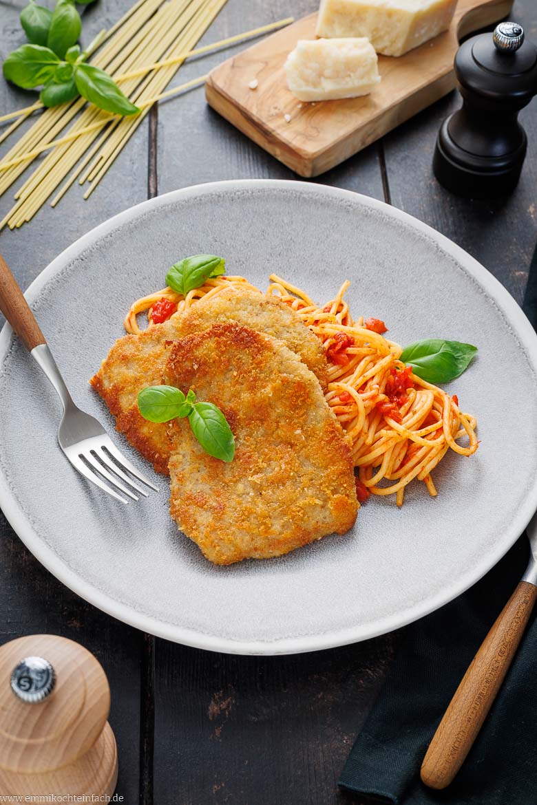 Knusprige Kalbsschnitzel zu Spaghetti in Tomatensoße