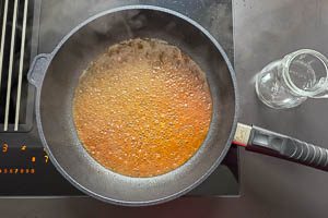 Bratensatz mit Wei&szlig;wein abl&ouml;schen