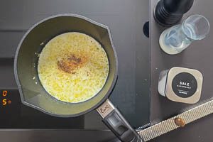 Milch und Gewürze hinzugeben
