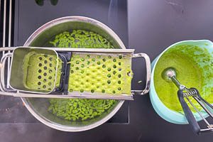 Teig f&uuml;r die B&auml;rlauchsp&auml;tzle in einen Kochtopf mit Salzwasser hobeln