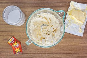 Butter, Zucker und Vanillezucker verr&uuml;hren