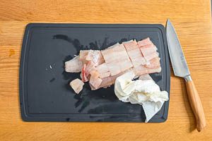 Seelachsfilet trocken tupfen bzw. tiefgekühlten Fisch auftauen lassen