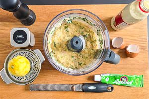 Fischfilet. Sahne, Senf, Eier, Zitronensaft, Salz, Pfeffer, Muskatnuss und Kräuter im Multizerkleinerer mixen