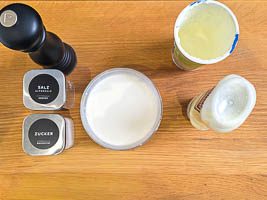 Mayonnaise, Joghurt, Salz, Pfeffer und Zucker mit dem Gurkenwasser als Dressing verrühren