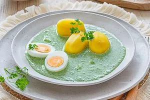 Sieben-Kr&auml;uter-So&szlig;e mit frischen Pellkartoffeln und Eiern servieren
