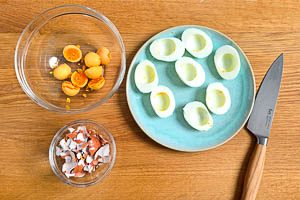 Eier halbieren und Eigelbe aus den Eiweißhälften herauslösen