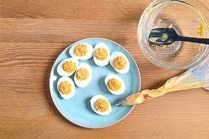 Eigelbmasse in einen Spritzbeutel füllen