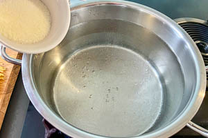 Wasser im Topf zum Kochen bringen und Salz hinzufügen