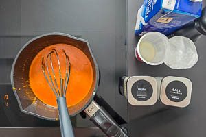 Sahne und Milch dazugeben und anschließend mit gekörnter Gemüsebrühe, Pfeffer, Salz und Zitronensaft abschmecken.