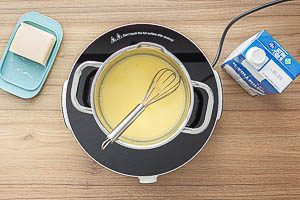 Milch erwärmen und Butter in der Milch schmelzen