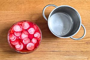 Zucker und Salz verrühren