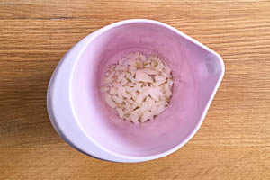 Zwiebeln in einen Rührbecher geben