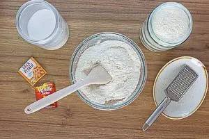 Trockenen Zutaten mit einem Kochlöffel vermengen