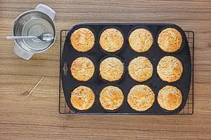 Zitronensaft auf die fertigen Muffins mit Löchern geben