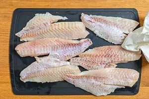 Fischfilets mit Küchenpapier trockentupfen