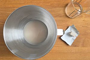 Frische Hefe in lauwarmem Wasser aufl&ouml;sen