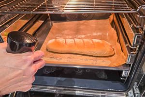 Baguettes vor Ablauf der Backzeit mit Wasser bespr&uuml;hen