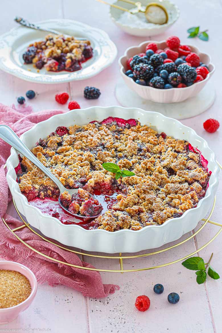 Frühlingshafter Crumble mit roten Beeren