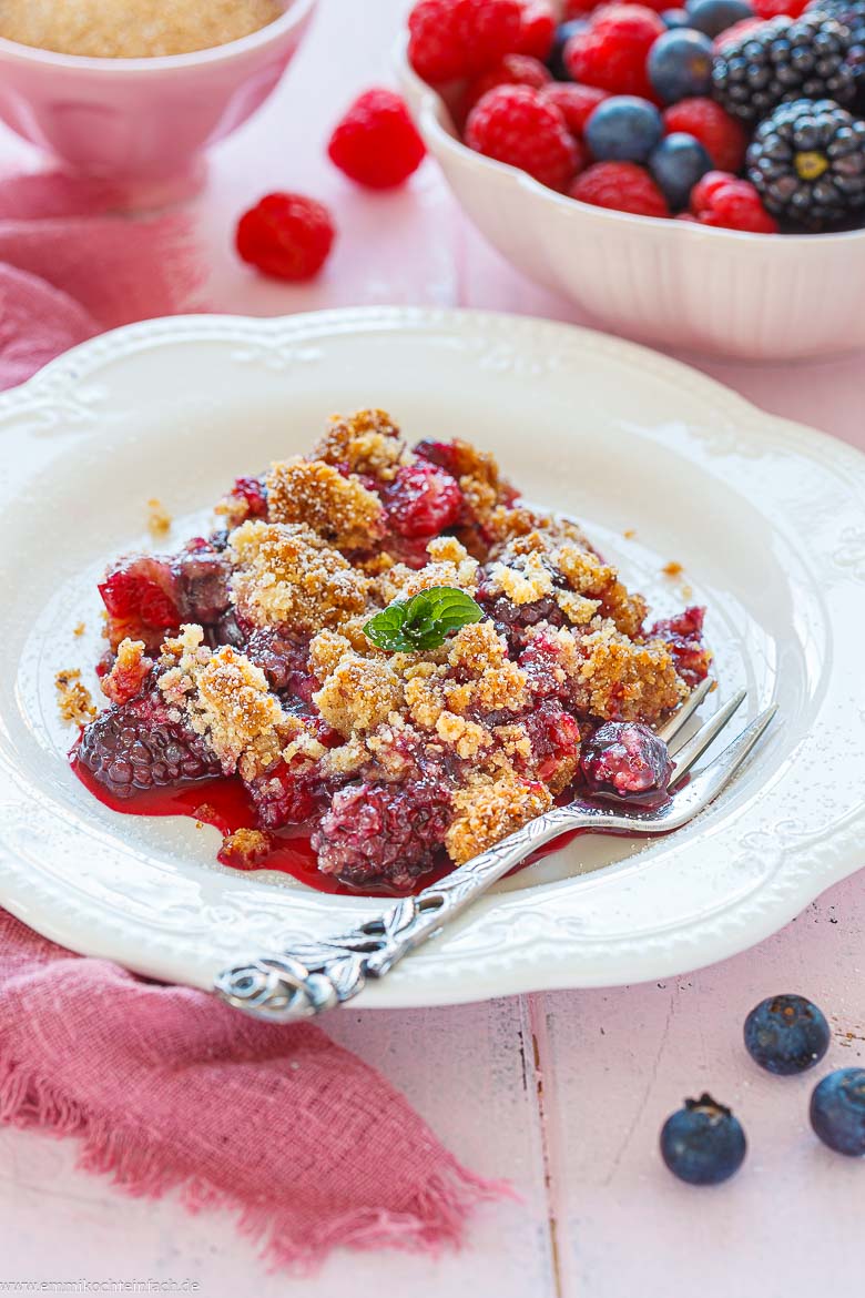Süßer Crumble mit frischen Beeren