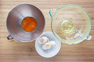 Eier trennen und in verschiedene Schüsseln füllen.