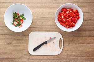 Erdbeeren klein würfeln