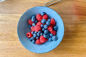Beeren vorbereiten.
