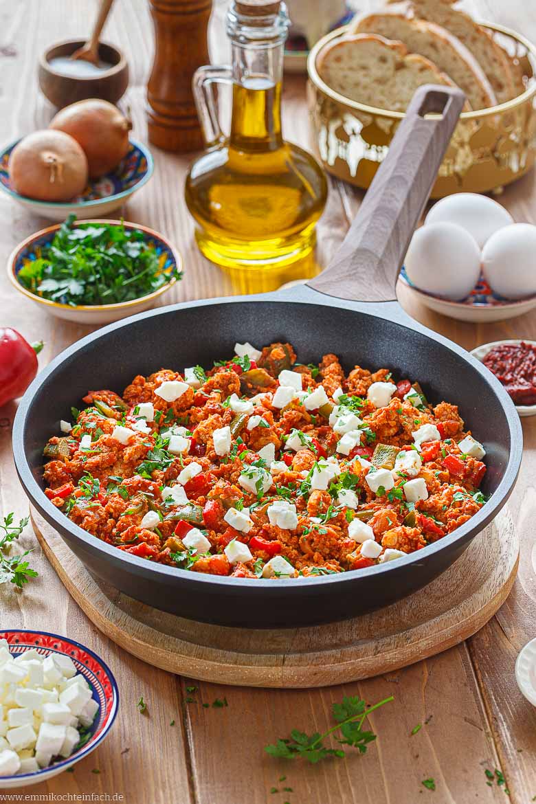 Würzige Eierpfanne mit Paprika, Tomaten und Zwiebeln