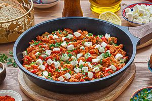 Menemen warm servieren