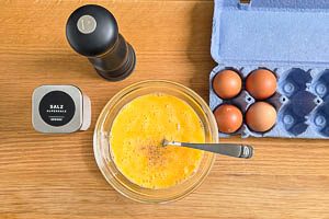 Eier, Salz und Pfeffer in einer Schüssel verrühren