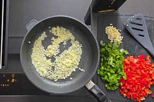 Zwiebelwürfel in Olivenöl glasig andünsten