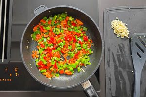 Rote und grüne Paprika anbraten