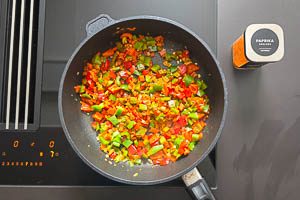 Edelsüßes Paprikapulver in die Pfanne geben