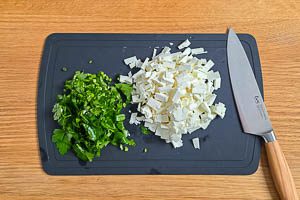 Glatte Petersilie und Feta kleinschneiden