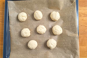 Gleichgro&szlig;e Kugeln aus dem Teig formen und auf mittlerer Schiene backen