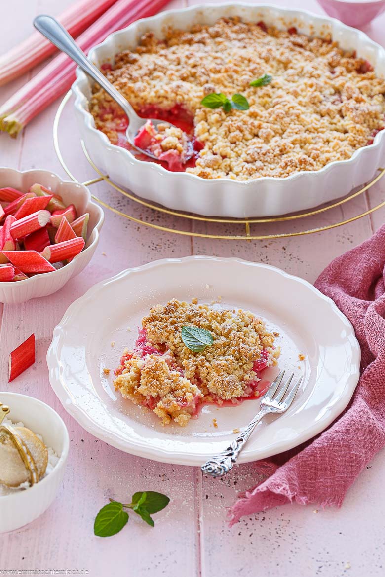 Süß-saurer Rhabarber-Crumble mit knusprigen Streuseln