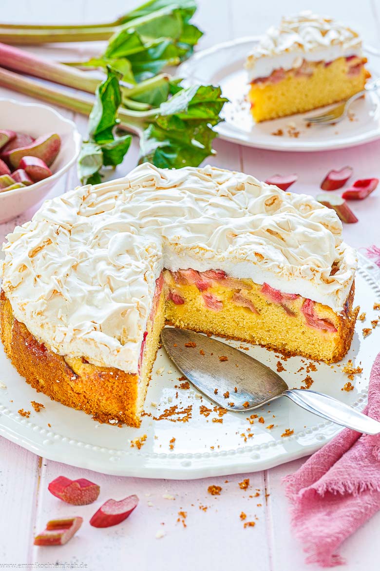 Frühlingshafter Kuchen mit Rhabarber