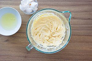 Eier unter die Zucker-Butter-Mischung rühren