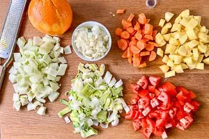 Gem&uuml;se waschen, schneiden und Orangenzeste abreiben