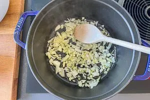 Zwiebeln und Knoblauch in Oliven&ouml;l anschwitzen