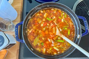 Mit Weißwein und Fischfond ablöschen und dann würzen
