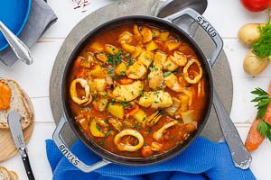 Fertig ist deine leckere Bouillabaisse, servieren mit Baguette, Rouille und Meersalz