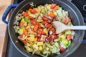 Gemüse und Tomatenmark dazugeben und mitrösten