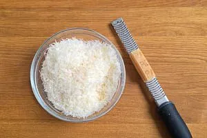 Pecorino fein reiben