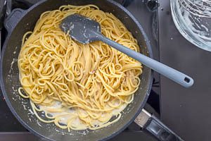 Spaghetti in die Pfanne geben und mit der Käse Soße vermengen.