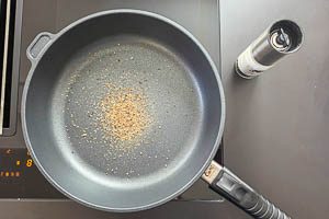 Pfeffer in der Pfanne anrösten.